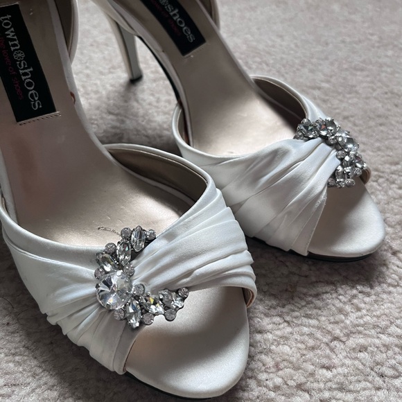 White Satin Peep Toe Pumps Size 7.5 - Picture 4 of 6